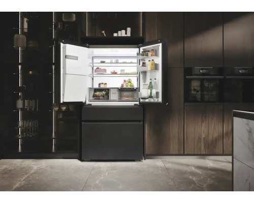 Réfrigérateur-congélateur ouvert dans une cuisine