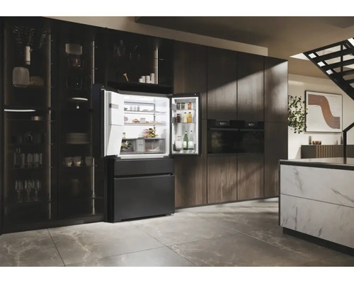 Cuisine moderne avec réfrigérateur combiné noir ouvert et armoires en bois foncé