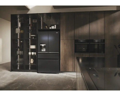 Cuisine moderne avec combiné réfrigérateur-congélateur, fours encastrables et armoires pour la vaisselle