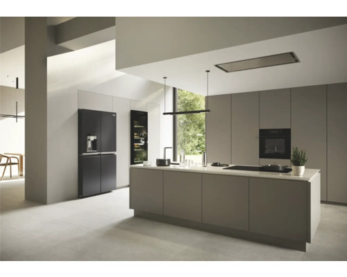 Moderne Küche mit Kühlgerät, Weinkühler, Kochinsel und Dunstabzugshaube