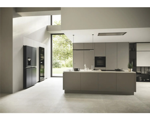 Moderne Küche mit Kücheninsel, Einbaubackofen, Dunstabzugshaube, Kühlschrank und Weinkühlschrank in hellem, offenem Raum