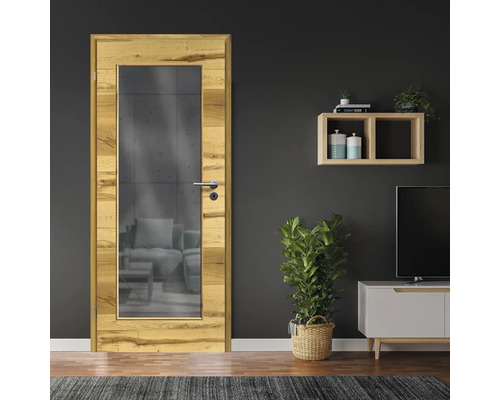 Porte intérieure avec cadre en bois et insert en verre dans un espace de vie moderne.