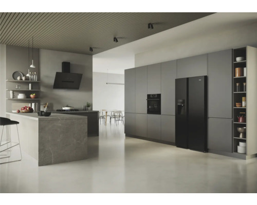 Cuisine moderne avec îlot de cuisine, hotte aspirante et réfrigérateur combiné