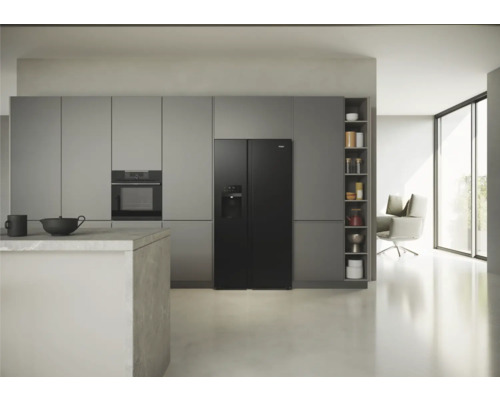 Cuisine moderne avec réfrigérateur combiné noir, four intégré et îlot de cuisine