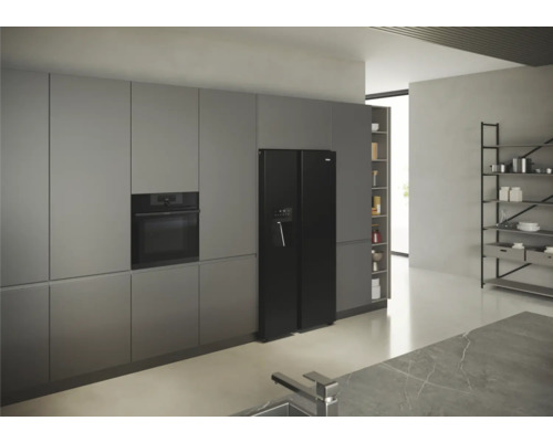 Cuisine moderne avec armoires grises, four intégré et réfrigérateur combiné noir avec distributeur d''eau
