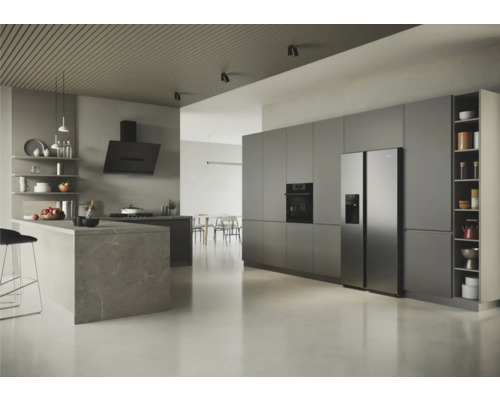 Cuisine claire avec îlot de cuisine, hotte aspirante, four encastrable et combiné réfrigérateur-congélateur