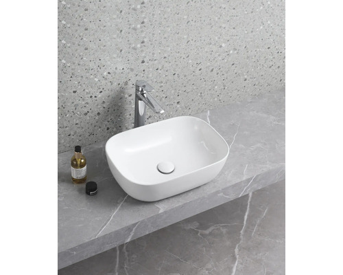 Keramik Aufsatzwaschbecken mit Armatur auf einer Arbeitsplatte