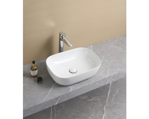 Aufsatzwaschbecken aus Keramik auf einer Arbeitsplatte mit Armatur