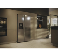 Cuisine avec réfrigérateur à deux portes avec distributeur d''eau et armoires de cuisine
