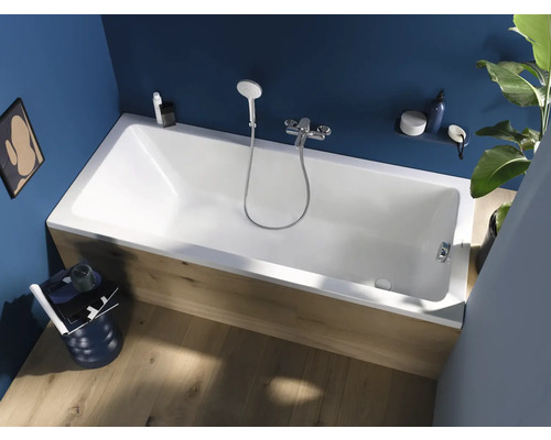 Vue de dessus d''une salle de bains avec baignoire, pommeau de douche et robinetterie.