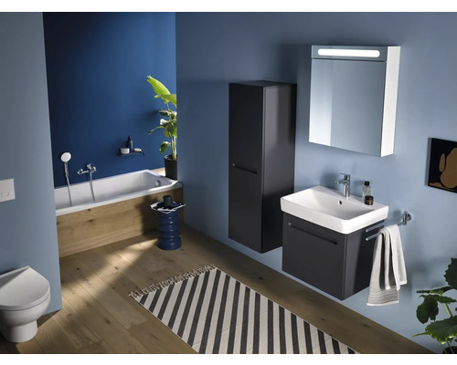 Salle de bains avec baignoire, lavabo, armoire de toilette et armoire haute