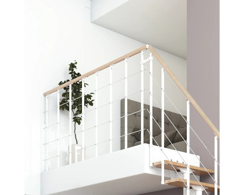 Treppe mit weißem Geländer und Holzhandlauf in einem hellen Raum.
