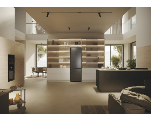 Offene Küche mit Kühl-Gefrierkombination, Einbauschränken und Kochinsel