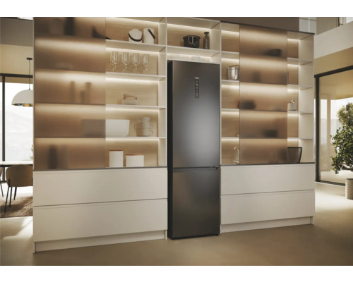 Küche mit Einbaukühlschrank und Regalen