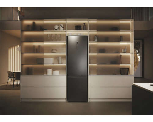 Küchenszene mit einem Kühlschrank und Regalen mit Beleuchtung