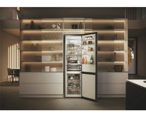 Geöffneter Kühlschrank mit Lebensmitteln im Innenraum in einer modernen Küche