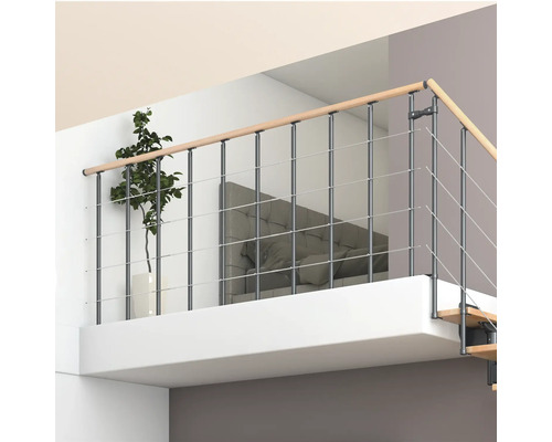 Galerie mit Geländer aus Metallstreben und Holzhandlauf