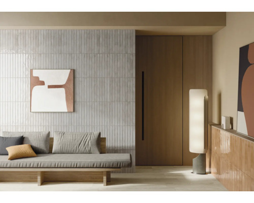 Wohnzimmer mit Fliesenwand, Sofa und dekorativer Beleuchtung für ein modernes Ambiente.