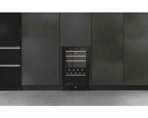 Eingebauter Weinkühlschrank in einem modernen Küchenstil