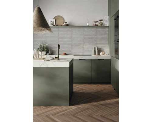 Helle Küche mit Kücheninsel, Spüle, Armatur und Holzboden im Fischgrätmuster