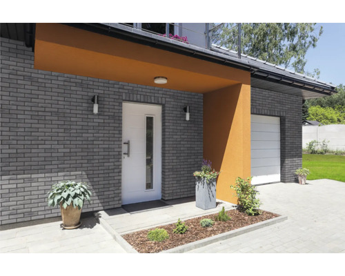 Façade de maison avec maçonnerie, porte d''entrée et porte de garage