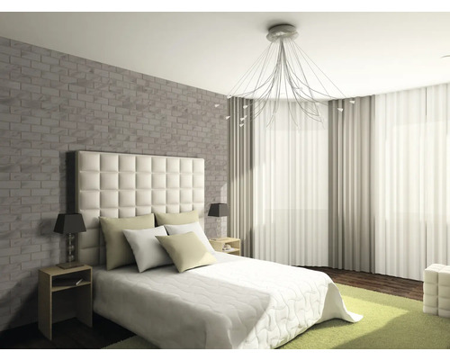 Schlafzimmer mit Bett, Nachttischen, Lampen, Vorhängen und dekorativer Beleuchtung