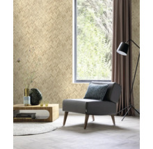 Wohnzimmer mit Tapete im Fischgrätmuster, Sessel und Beistelltisch