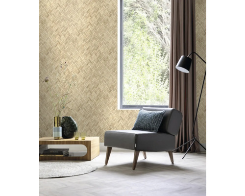 Wohnzimmer mit Tapete im Fischgrätmuster, Sessel und Beistelltisch