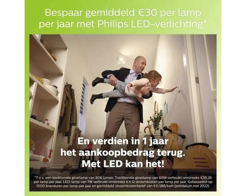 Mann hebt Kind in einem Flur hoch, um LED Lampe zu installieren