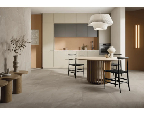 Heller Raum mit Küche, Esstisch und Stühlen.