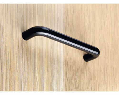 Schwarzer Möbelgriff an einer Holztür