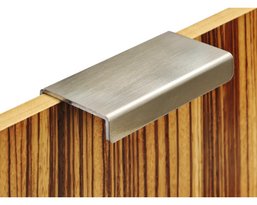 Griffleiste aus Metall an einem Holzschrank