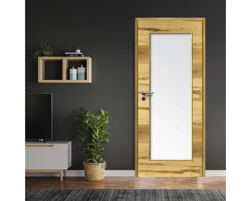 Porte intérieure avec cadre en bois et insert en verre dans une pièce à vivre