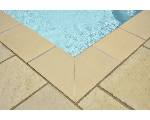Gros plan d''une piscine avec margelles
