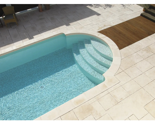 Vue de dessus d''une piscine avec des carreaux de mosaïque et un escalier extérieur.