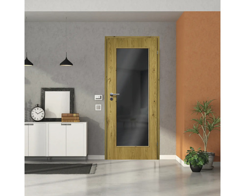 Porte en bois avec insert en verre dans une pièce lumineuse.