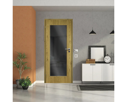 Porte en bois avec insert en verre dans une pièce lumineuse.