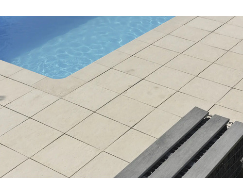 Piscine avec dalles en pierre et un banc