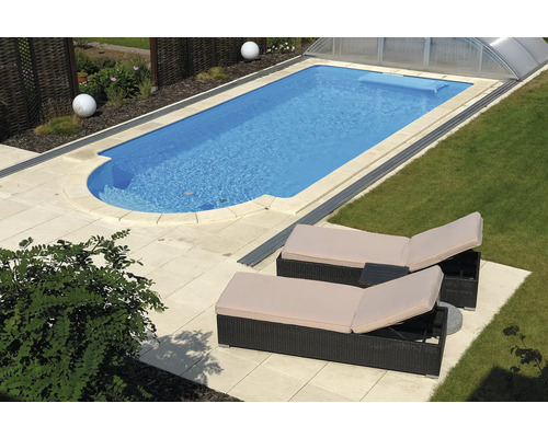 Schwimmbad mit zwei Liegestühlen auf einer Steinterrasse