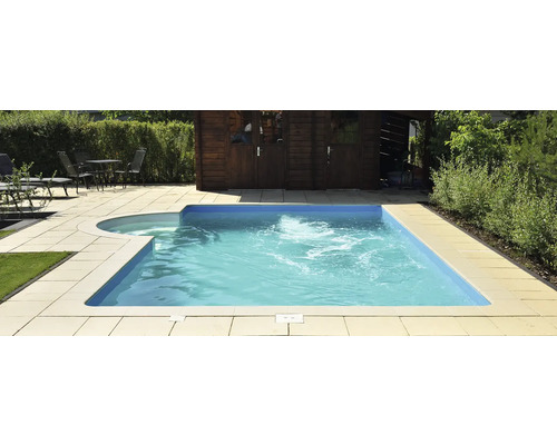 Swimmingpool im Garten mit Steinfliesen und Holzhütte