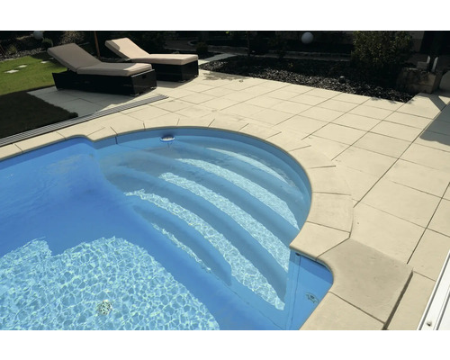Swimmingpool mit Treppe und Terrassenplatten im Garten