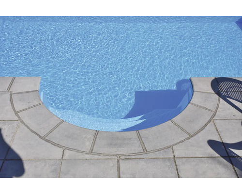 Schwimmbad mit Steintreppe