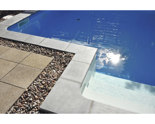 Piscine avec margelles, gravier et pavés