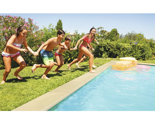Groupe d''enfants courant vers la piscine