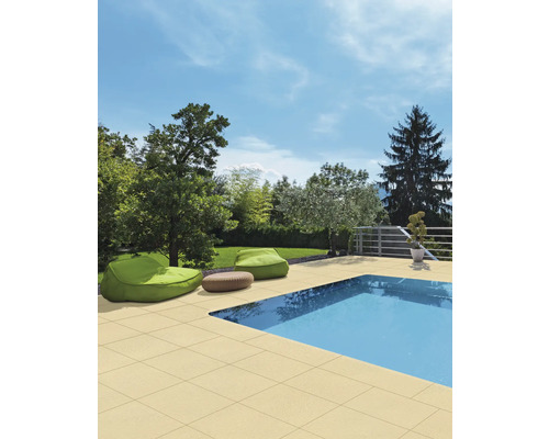 Espace extérieur avec piscine, dalles de terrasse et poufs