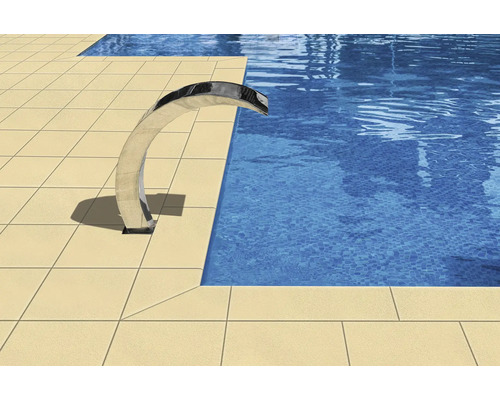 Piscine avec cascade de piscine et dalles de terrasse