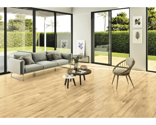 Heller Wohnraum mit Sofa, Sessel, Couchtischen und Holzboden