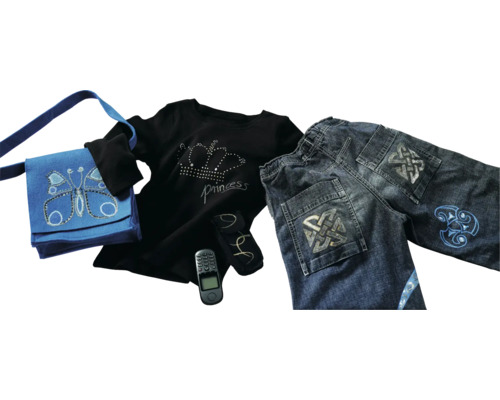 Kinderkleidung mit Schmetterlingshandtasche, Oberteil mit Krone und Jeans mit Knotenmuster