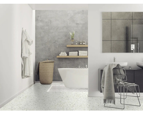 Helles Badezimmer mit Badewanne, Waschtisch und Wäschekorb