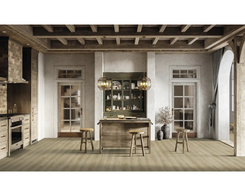 Cuisine claire de style campagnard avec plafond à poutres en bois, îlot de cuisine et plancher en bois